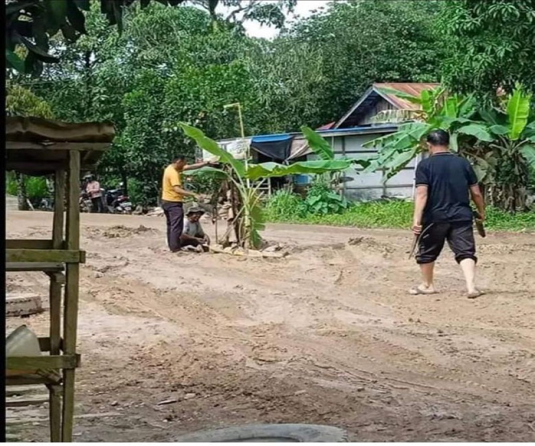 Jalan Poros Desa Loleng Rusaknya Semakin Parah, Ini Tanggapan Anggota DPRD Kaltim Salehuddin