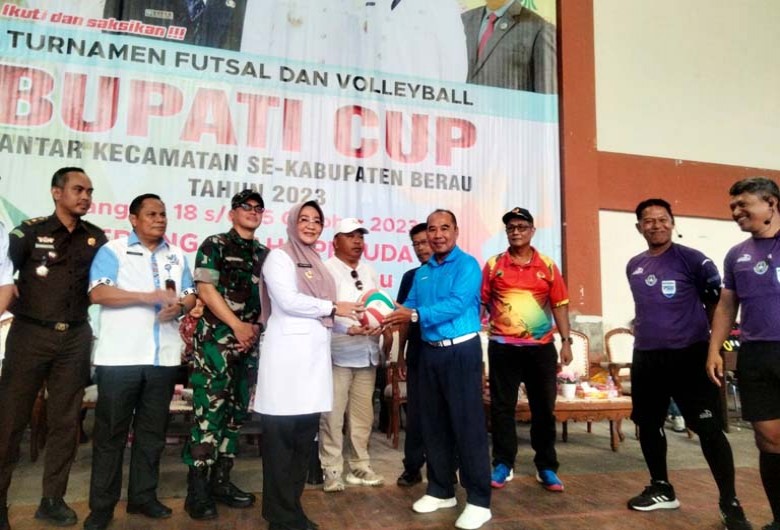 Harapan Bupati Sri Kejuaraan Futsal Dan Voli Cup Akan Lahirkan Atlit Baru Berkualitas