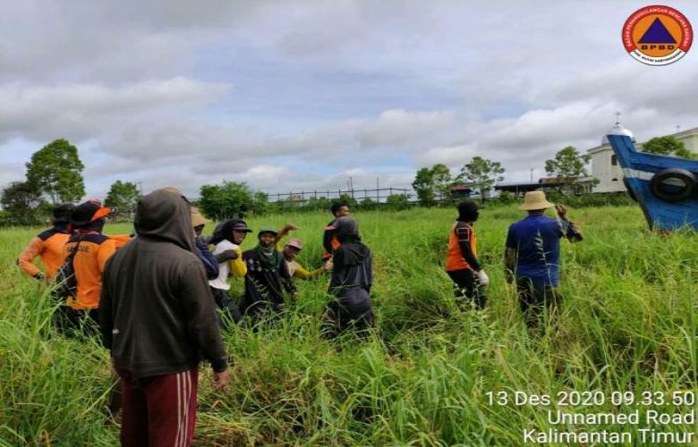 BPBD Kukar Bantu Warga Bersihkan Napung di Jantur