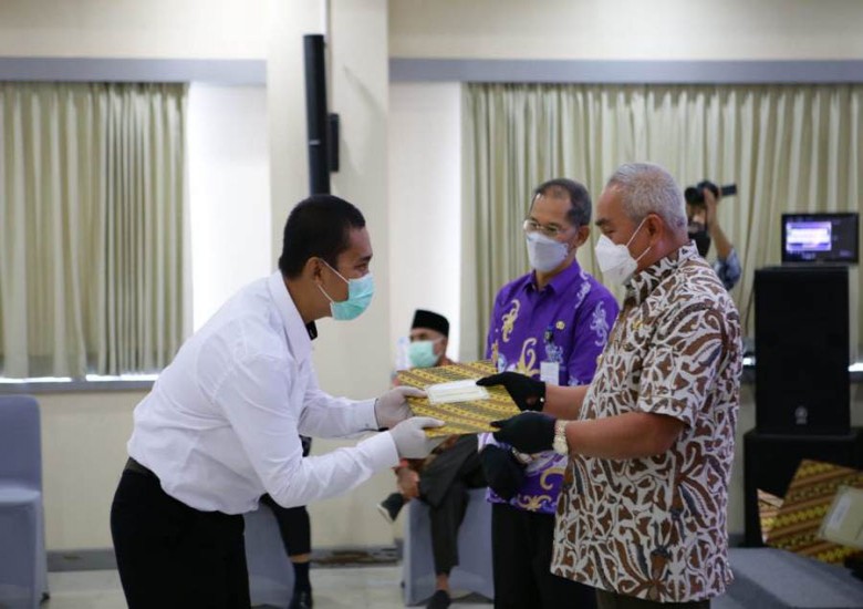 Gubernur Serahkan 353 SK CPNS, Berharap Semakin Termotivasi dalam Bekerja