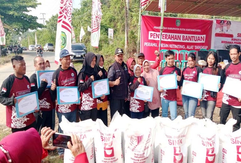 Tingkatkan Produksi Perikanan, Bupati Edi Serahkan Bantuan Sapras