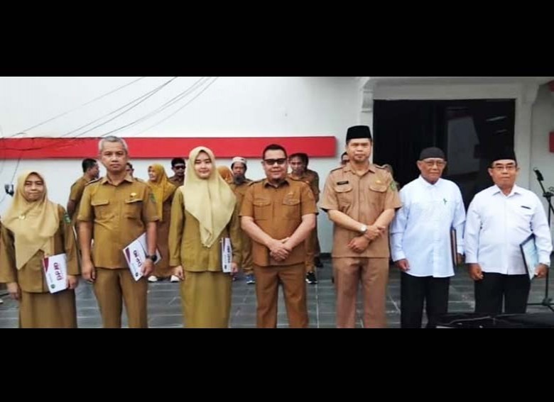 Perhatikan Perkembangan Karier Pegawai, DPMD Kukar Berikan Tiga ASN  SK Kenaikan Pangkat