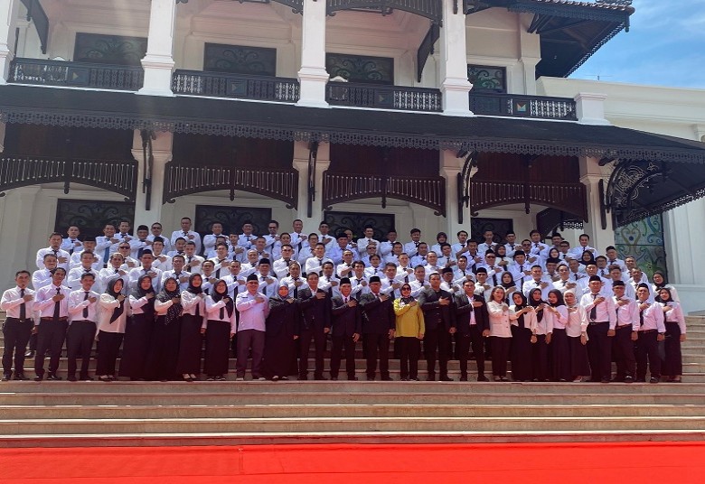 Lantik 100 Anggota PPK, Ini Pesan Ketua KPU Kukar