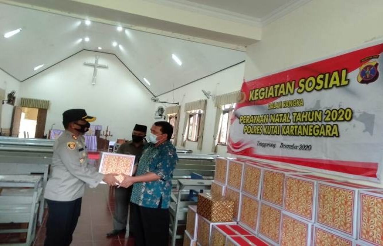 Menyambut Natal 2020 dan Tahun Baru 2021, Polres Kukar Gelar Bakti Sosial
