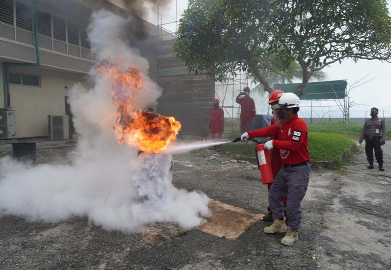 Pertamina Ajak Relawan KSB Latihan Pemadaman Api