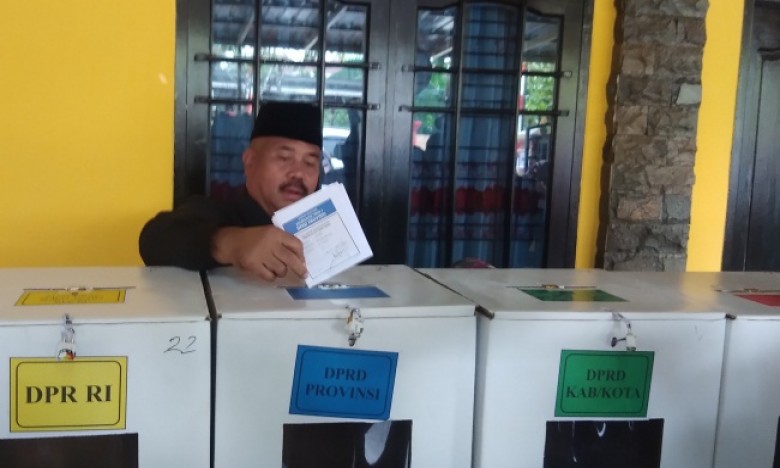 Edi Damansyah Nyoblos di TPS 22