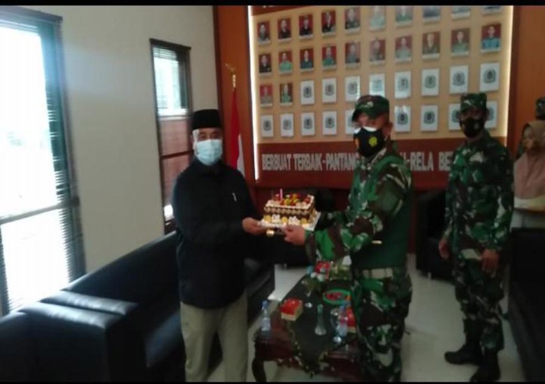 HUT ke-56 Bupati Kukar Dapat Surprise dari Dandim 0906 Tenggarong