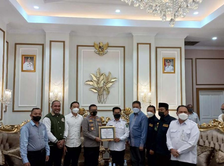 Wabup Rendi Solihin Serahkan Penghargaan ke Polres Kukar Atas Prestasi Pengungkapan Peredaran Narkotika