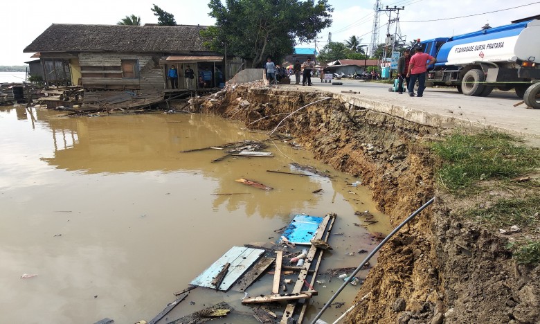 Tanah Longsor, Tiga Rumah di Loa Kulu Ambruk ke Sungai Mahakam