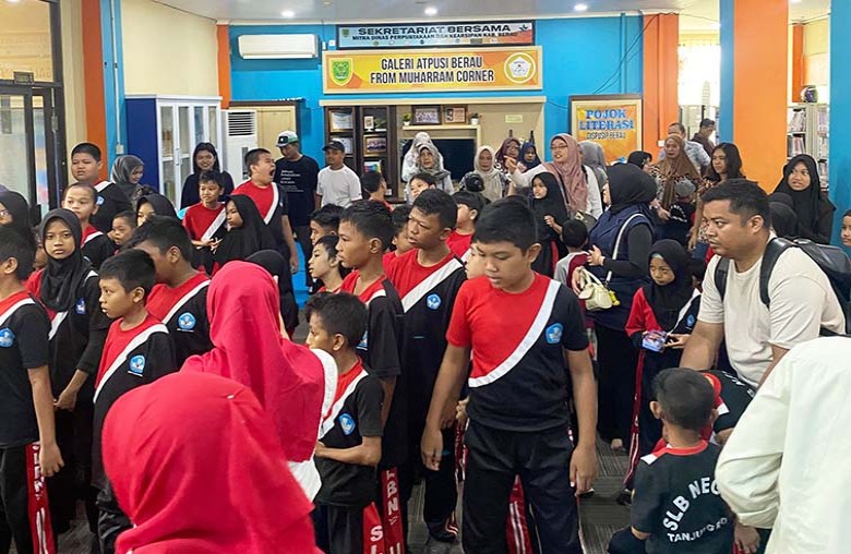 Antusiasme Anak SLB Berau Saat Berkunjung ke Perpustakaan Daerah