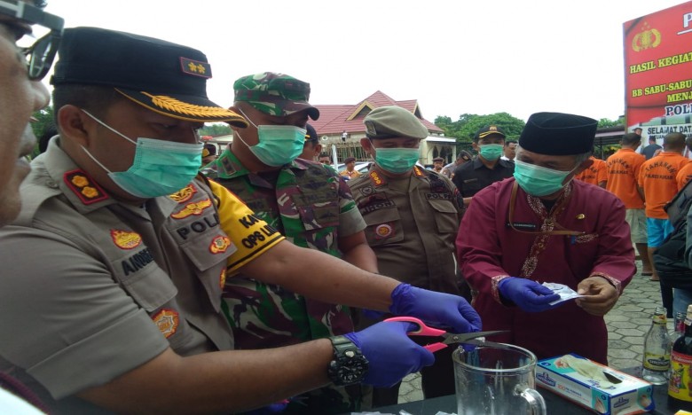Polres Kukar Musnahkan BB Miras dan Sabu,     AKBP Andrias : "Saya Pernah Tanggani Lebih Besar Lagi"