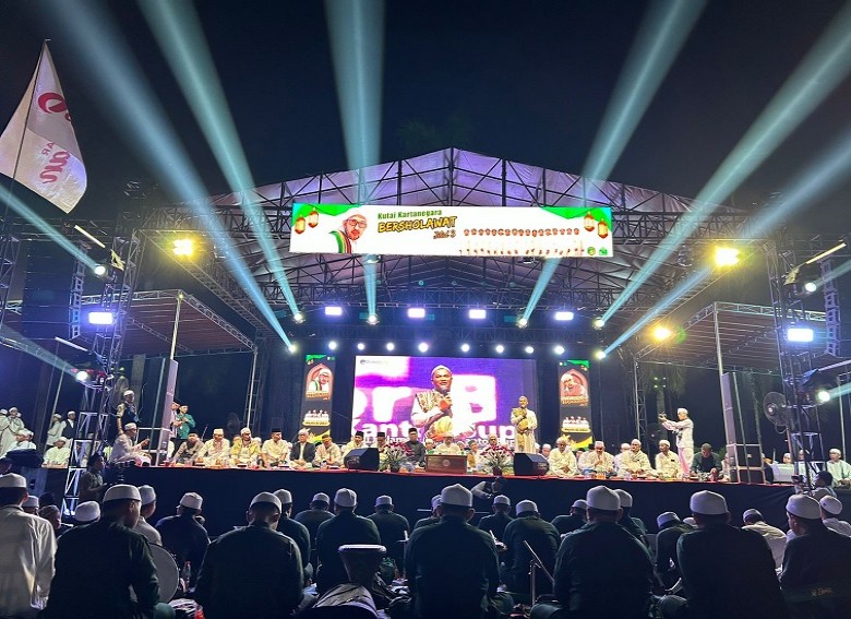Wabup Rendi Solihin dan Ribuan Masyarakat Khusyuk dalam Lantunan Sholawat Pada 'Kukar Bersholawat III'