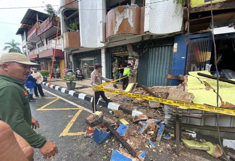 Respon Cepat, Pammat Dit Samapta Polda Kaltim Datangi Ruko Roboh di Jalan Jendral Sudirman