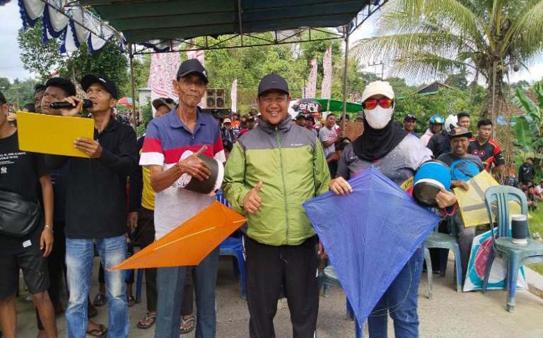 Ratusan Warga Meriahkan Lomba Layang-layang Memperebutkan Piala Ketua DPRD Kukar