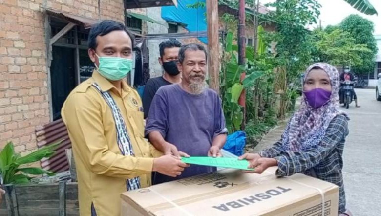 Peringati Hari Ibu, Rahmayanti Seorang Pedagang Sayur Dapat Bantuan Mesin Cuci dari PWI Kukar