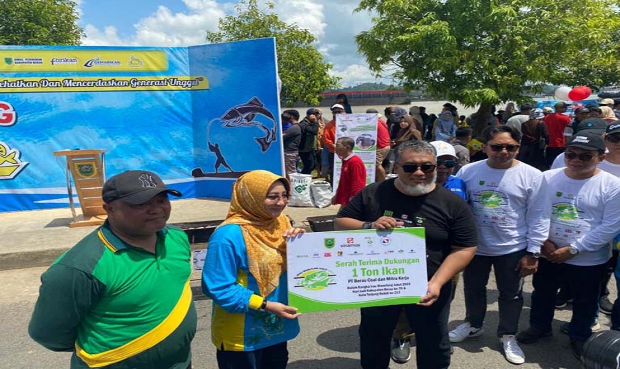 Sukseskan Program Jukut Manutung 2023, PT Berau Coal Berikan 1 Ton Ikan dan 500 Kg Briket Arang