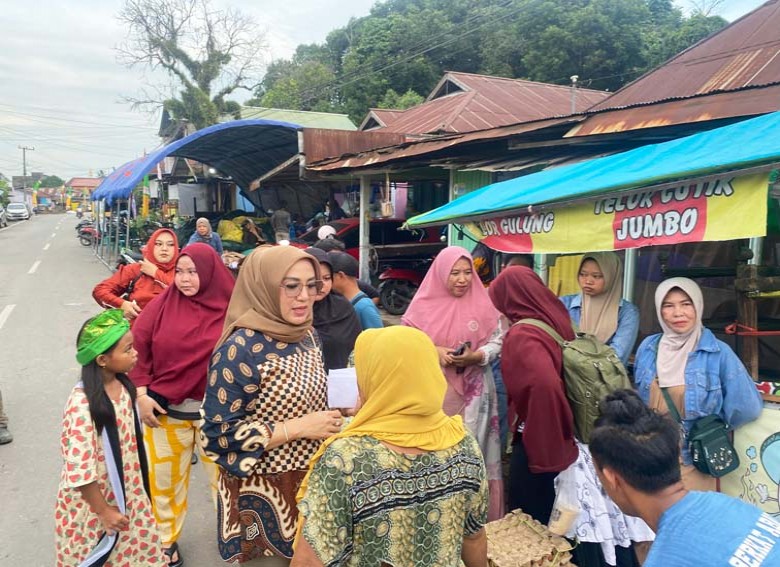 Anggota Dewan Sri Kumalasari Beri Bantuan Korban Kebakaran Teluk Bayur