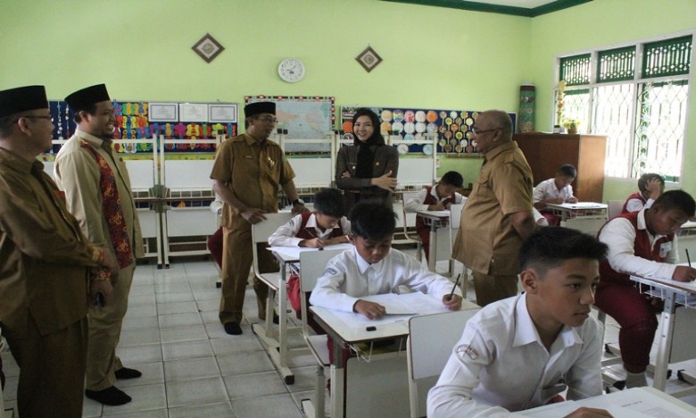 Bupati Rita Tinjau USBN  di Lima SD