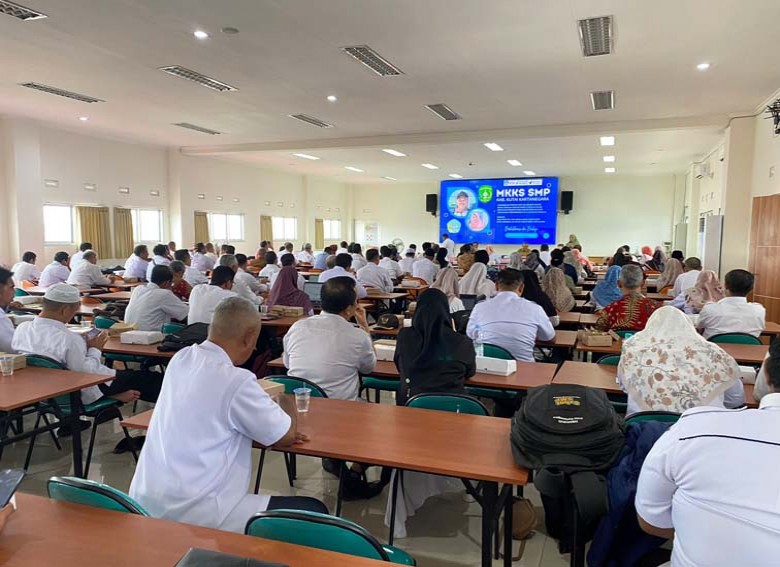 Beri Pemahaman Kepala Sekolah dan Komite SMP Lewat Bimtek MKKS