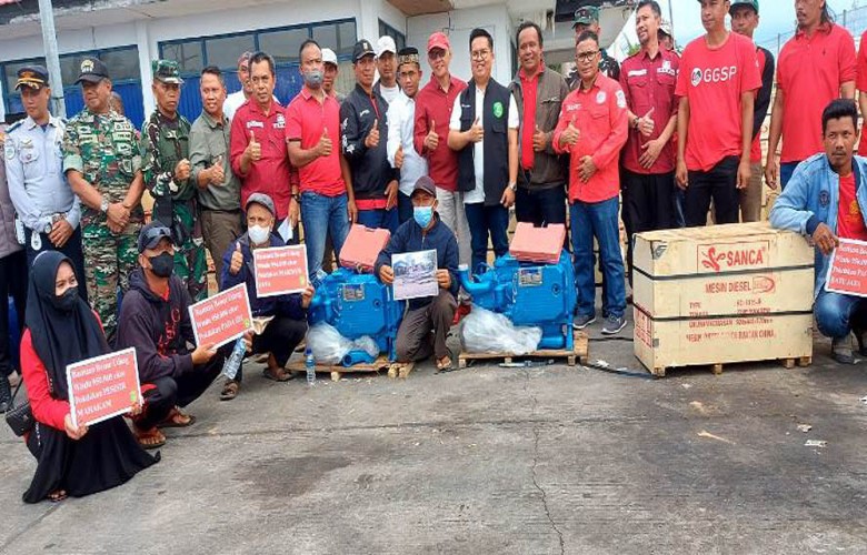 Muhammad Samsun Dampingi Wakil Bupati Kukar Salurkan Bantuan untuk Nelayan