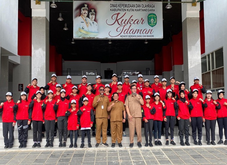 Wujud Komitmen Pembinaan Atlet, Dispora Kukar Serahkan Perlengkapan Atlet PPLPD