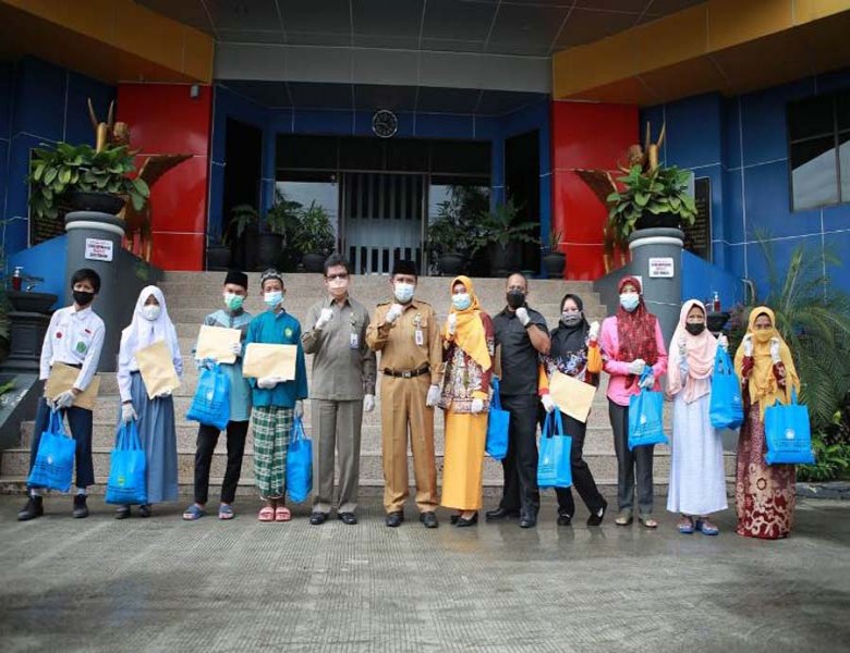 Peringati Hardiknas 2 Mei 2021, Disdikbud Kaltim Berbagi Sembako