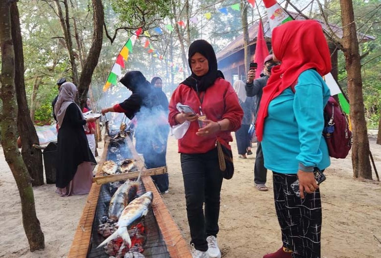 Bakar Ikan Sepanjang 230 Meter di Festival Pesisir di Panrita Lopi