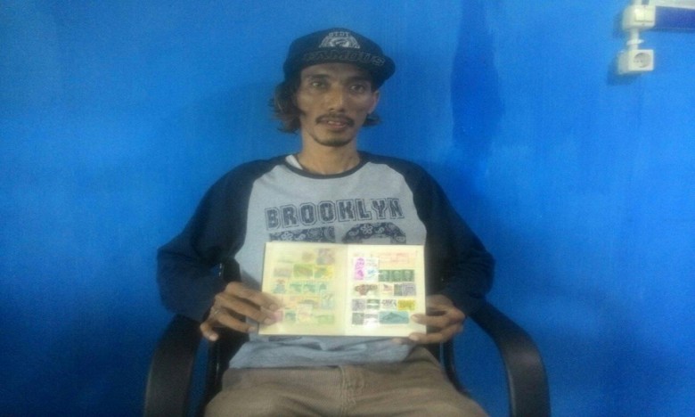 Muhammad Gojali Warga Tenggarong Sang Kolektor Perangko