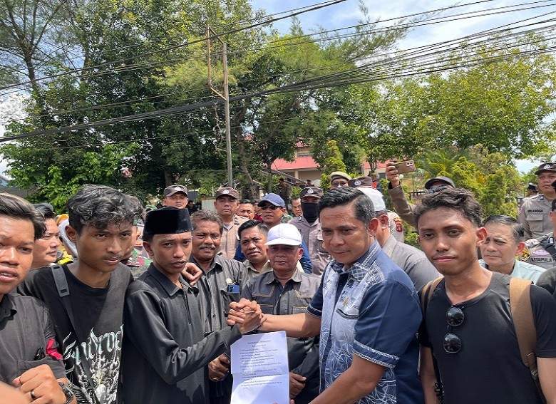 Ratusan Mahasiswa dan Masyarakat Gelar Aksi Demo di DPRD Berau