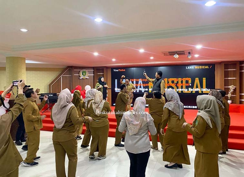 Momen HUT RI, Anggota DPRD Kukar Beradu Kemampuan Bernyanyi