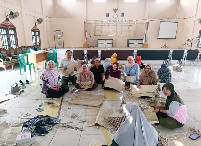 Kerajinan Pandan Berau Mulai Naik Kelas, 15 Pengrajin Didampingi hingga Mampu Hasilkan Produk Bernilai Jual dan Bidik Pasar Perkantoran