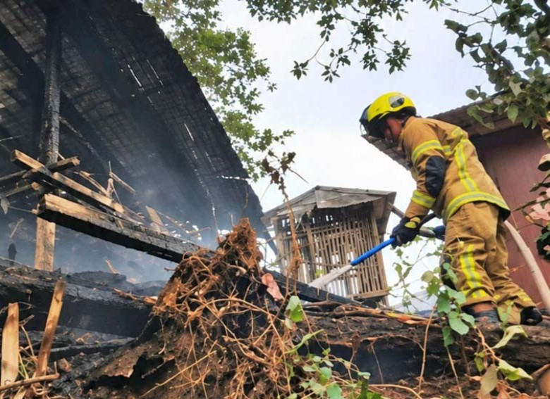 Bermula dari Bakar Rumput, Kandang Ayam di Timbau Terbakar