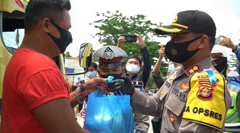 Polres Kukar Gelar Bhakti Sosial Bagikan Sembako ke Pengguna Jalan