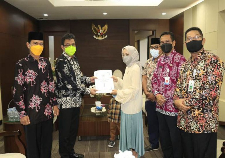 Pemprov Serahkan Bonus Kepada Juara MTQ