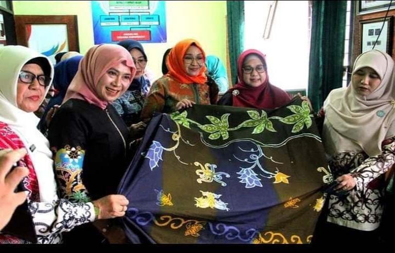 Karya Batik Makarti Sawit Berkait Dapat Apresiasi Wakil Ketua TP PKK Kaltim
