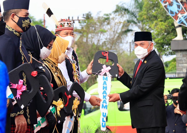 Serahkan Mobil Pelayaanan Keliling Adminduk, Gubernur Minta Optimalkan Pelayanan Kepada Masyarakat