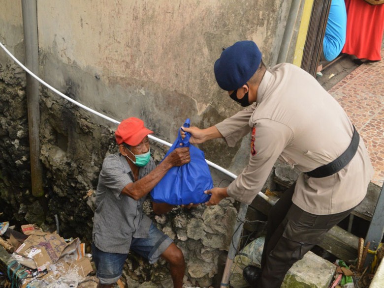 Bagikan Paket Sembako, Brimob Polda Kaltim Himbau Masyarakat Balikpapan Tetap Patuh Protkes