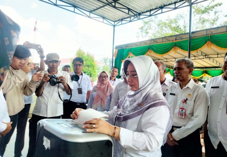 Bupati Pimpin Pemusnahan Arsip Bagian Keuangan