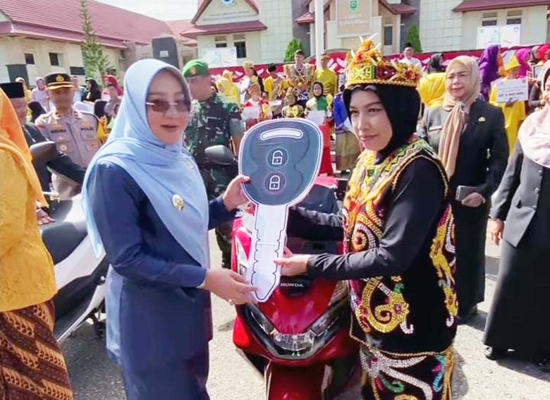 Bupati Sri Juniarsih Serahkan 15 Sepeda Motor untuk Kepala Sekolah Sebagai Bentuk Penghargaan