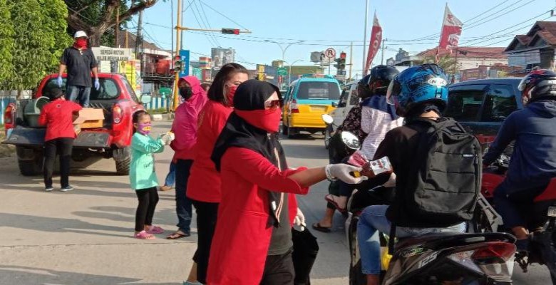 PDI-P Kutim Kembali Bagikan Masker, Jamu dan Vitamin