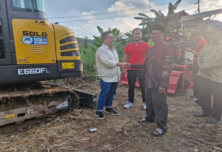Pemkab Kukar Berikan Alsinta ke Kelompok Tani di Desa Bukit Raya