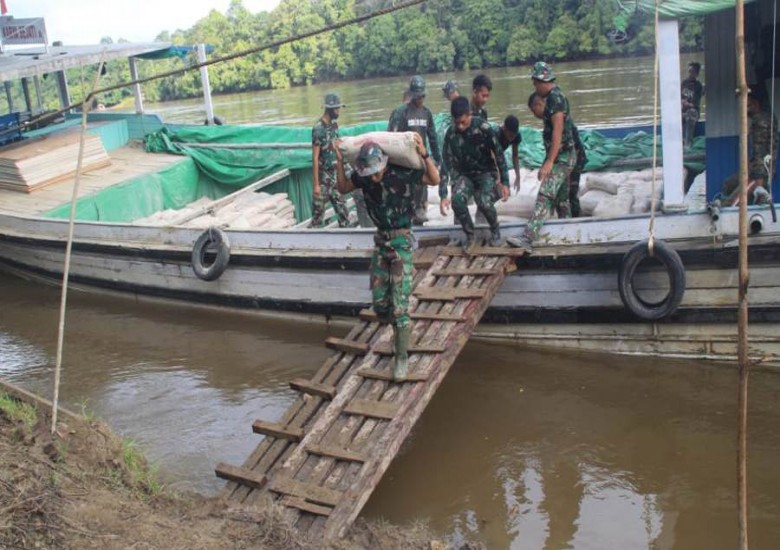 Tiga Ribu Sak Semen Tiba untuk Material TMMD ke-110 di Long Hubung