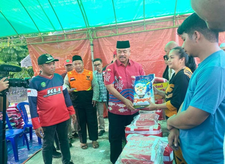 Kunjungi Lokasi Kebakaran di Mangkuraja, Bupati Kukar Serahkan Bantuan Logistik