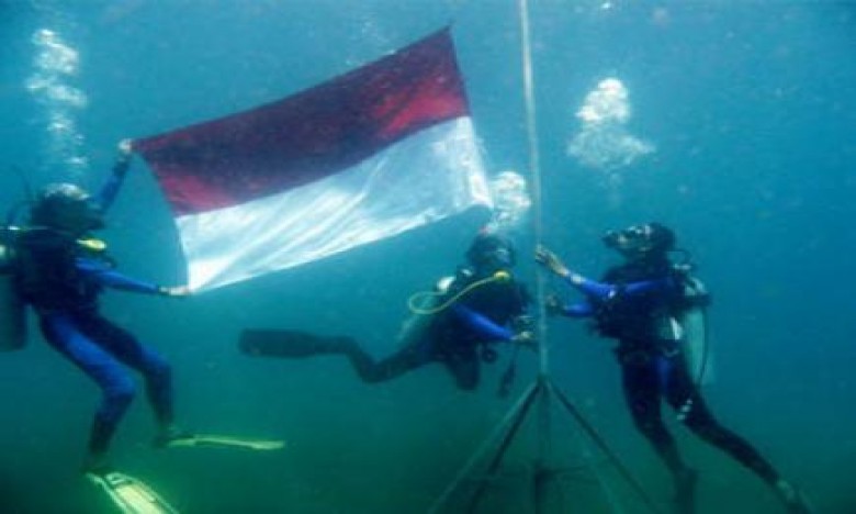 POSI Kaltim Adakan Upacara Pengibaran Bendera Bawah Air