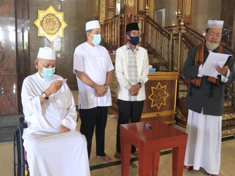 Awang Faroek Ishak Sumbang Buku Nurul Mu'minin