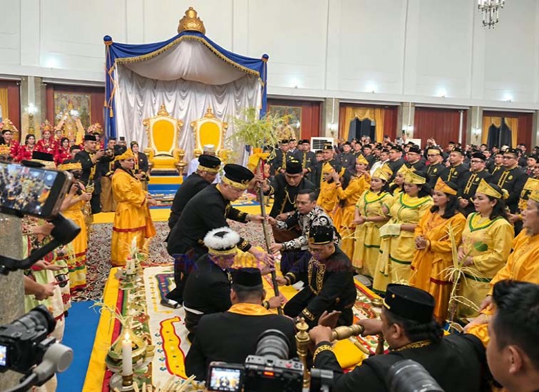 Prosesi Ritual Pendirian Tiang Ayu, Tandai Dimulainya Erau Adat Kutai 2026