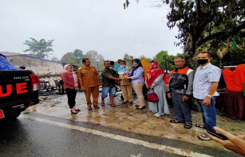 Komisi IV Serahkan Bantuan ke Korban Kebakaran Samboja