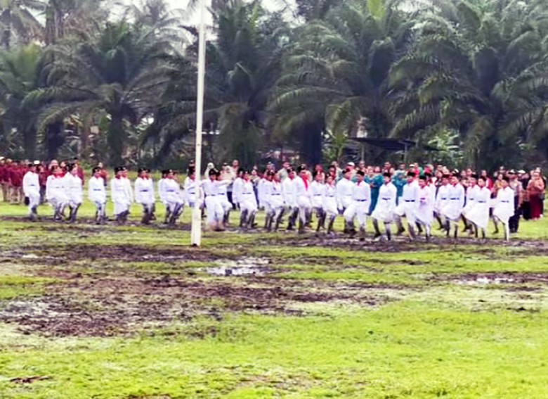 Meskipun Kondisi Lapangan Upacara Becek, Tetapi Semangat Paskibraka Kelurahan Jahab Tetap “Menyala”
