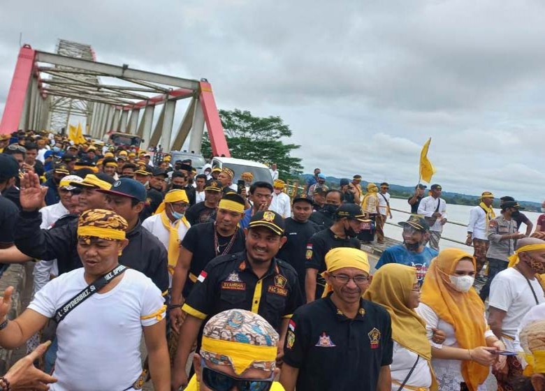Warga Adat Remaong Kutai Berjaya Gelar Demo Damai, Tolak Perubahan Warna Jembatan Kutai Kartanegara