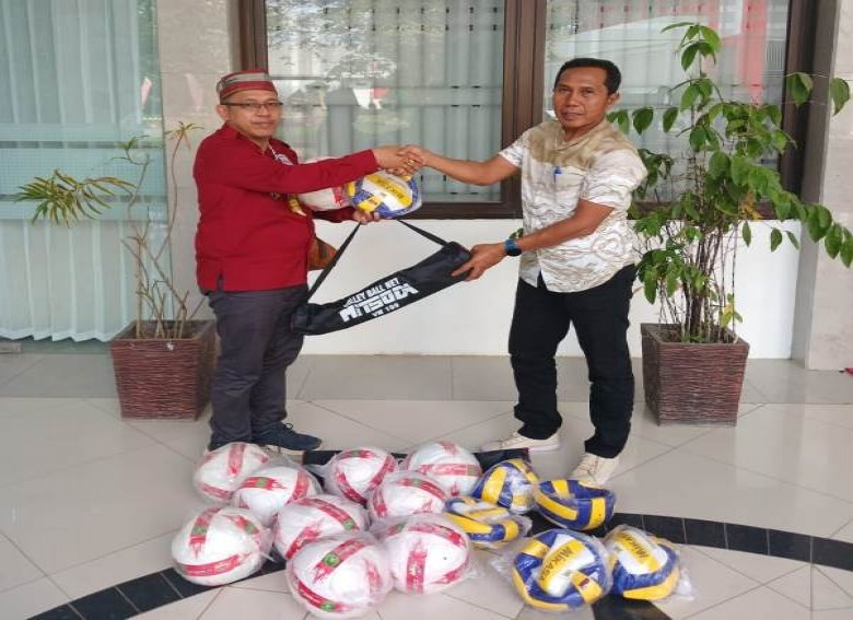 Wujud Komitmen Pembinaan Cabang Olahraga, Dispora Kukar Serahkan Sarana Prasarana Cabor Bola Voly dan Sepak Bola